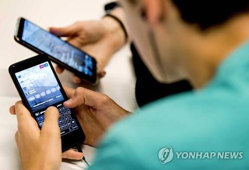 스마트폰 보고 있는 학생들 [EPA= 연합뉴스 자료사진]