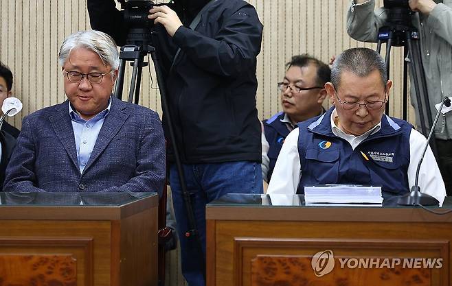 서울 시내버스노사, 임단협 2차 조정회의 (서울=연합뉴스) 임화영 기자 = 김정환 서울시버스운송조합 이사장(왼쪽)과 박점곤 서울시버스노동조합 위원장이 29일 서울 영등포구 서울지방노동위원회에서 열린 임금·단체협약(임단협) 2차 조정회의에 참석해 있다. 2025.4.29 [공동취재] hwayoung7@yna.co.kr