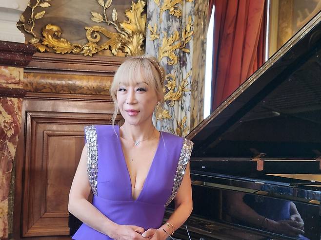 소프라노 조수미 (파리=연합뉴스) 송진원 특파원 = 세계적 소프라노 조수미가 26일(현지시간) 프랑스 파리 오페라 코믹에서 문화예술공로훈장을 받기 전 한국 언론들과 인터뷰하고 있다.san@yna.co.kr 2025.05.26.