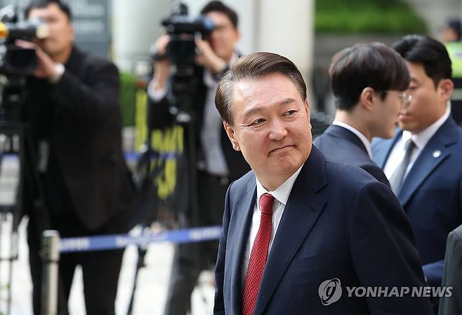 지지자 바라보며 법원 나서는 윤석열 전 대통령 (서울=연합뉴스) 윤석열 전 대통령이 26일 서울 서초구 서울중앙지방법원에서 열린 내란 우두머리 혐의·직권남용 권리행사 방해 혐의 사건 5차 공판을 마친 후 지지자들을 바라보며 법정을 나서고 있다. 2025.5.26 [사진공동취재단] photo@yna.co.kr