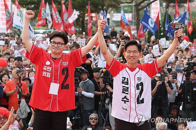 손 맞잡은 김문수와 한동훈 (서울=연합뉴스) 박동주 기자 = 국민의힘 김문수 대선 후보가 26일 서울 도봉구 방학사거리에서 한동훈 전 대표와 집중유세를 하고 있다. 2025.5.26 [공동취재] pdj6635@yna.co.kr