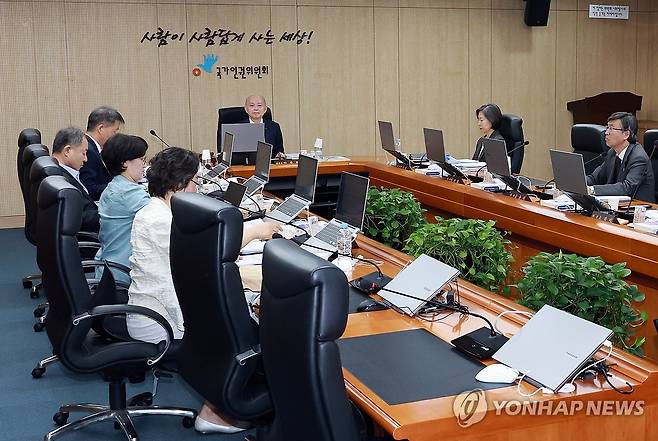 인권위 제11차 전원위원회 (서울=연합뉴스) 신현우 기자 = 안창호 국가인권위원회 위원장이 26일 서울 중구 인권위에서 열린 제11차 전원위원회에 참석해 개회를 준비하고 있다.
    인권위는 이날 전원위원회에서 12·3 계엄 선포와 관련해 세계국가인권기구연합(GANHRI·간리)의 질의에 대한 답변서 제출을 비공개로 심의한다. 2025.5.26 nowwego@yna.co.kr