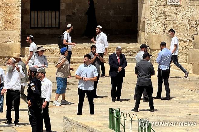 알아크사 찾은 벤그비르 (예루살렘=로이터 연합뉴스) 26일(현지시간) 이타마르 벤그비르 이스라엘 국가안보장관(가운데 어두운 옷)이 동예루살렘의 성지 알아크사 사원을 방문한 모습. 2025.5.26 photo@yna.co.kr