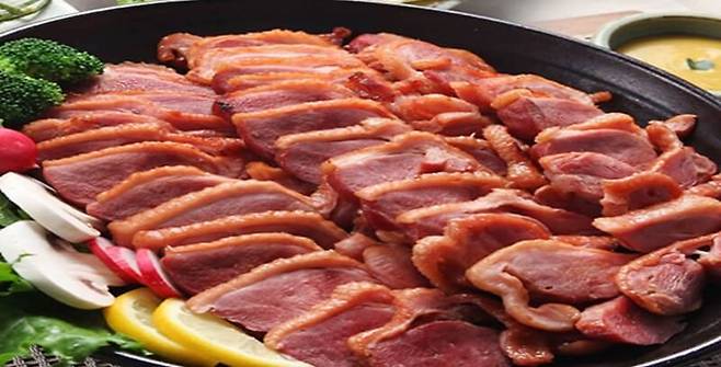 오리고기가 담긴 그릇