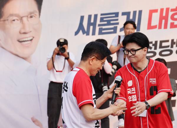 ‘김문수 손 잡는 한동훈’ 국민의힘 김문수 대선 후보가 26일 서울 도봉구 방학사거리에서 한동훈 전 대표와 집중유세를 하고 있다. 2025.5.26 /연합뉴스