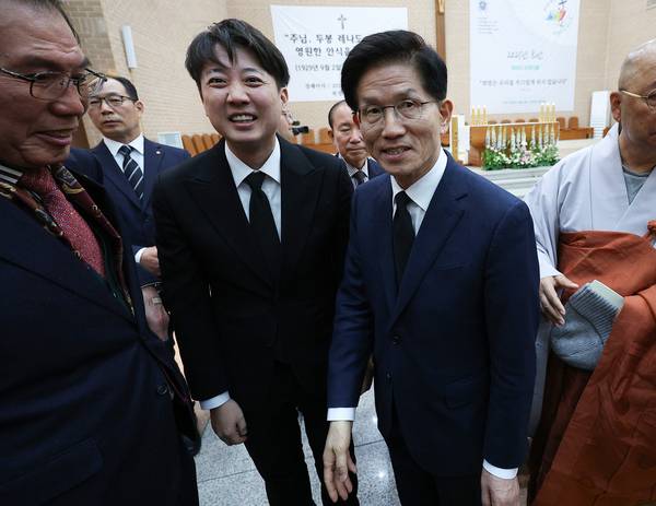 대선 출마를 선언한 김문수 전 고용노동부 장관(오른쪽)과 개혁신당 이준석 대선 예비후보가 14일 경북 안동시 목성동주교좌성당에서 엄수된 두봉 레나도(프랑스명 르네 뒤퐁) 주교 장례미사에 참석 후 이동하고 있다. 2025.4.14 /연합뉴스