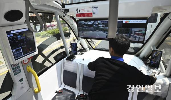 27일 오전 수원시 영통구 광교신도시 일대에서 ‘2025 수원 ITS 아태총회’ 개막을 하루 앞두고 자율주행차량 시승이 진행되고 있다. 2025.5.27 /이지훈기자 jhlee@kyeongin.com