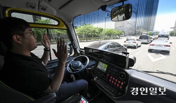 27일 오전 수원시 영통구 광교신도시 일대에서 ‘2025 수원 ITS 아태총회’ 개막을 하루 앞두고 자율주행차량 시승이 진행되고 있다. 2025.5.27 /이지훈기자 jhlee@kyeongin.com