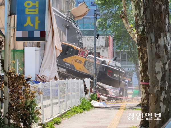 26일 오후 수원시 팔달구 인계동의 한 건물 철거 공사 현장의 모습. 해당 철거업체는 관할 관청에 받아야 할 도로 점용 허가도 받지 않고 공사를 강행 중이었다. 2025.5.26 /김형욱기자 uk@kyeongin.com
