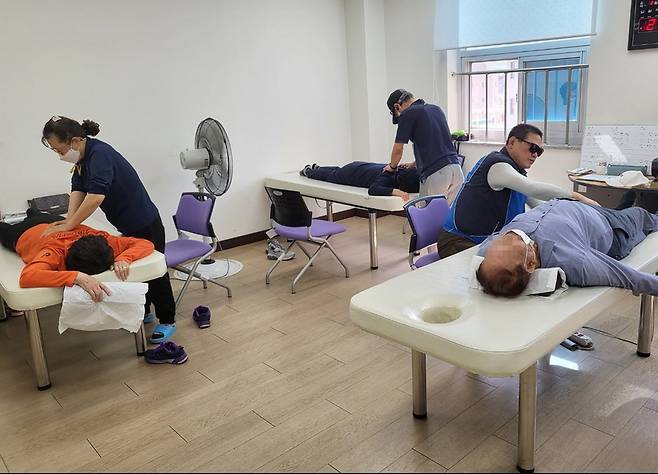 ▲ 인천시 장애인 일자리 사업으로 시각장애인 안마사가 노인복지관 이용 노인에게 안마를 제공하고 있다. /사진제공=인천시