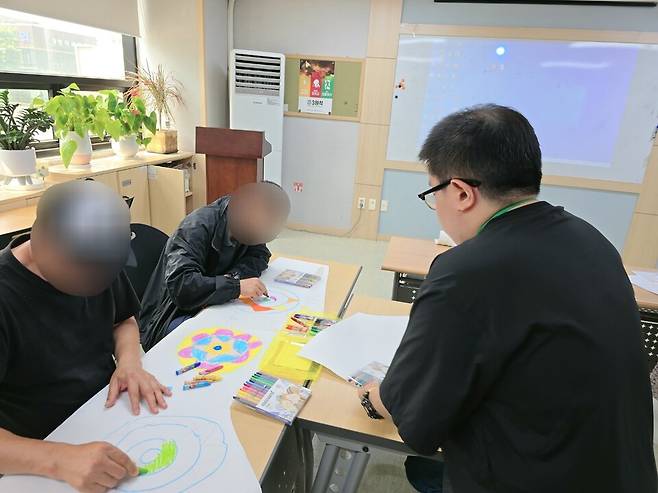 ▲ 인천시 장애인 일자리 사업 가운데 하나인 중증장애인 동료 상담. /사진제공=인천시