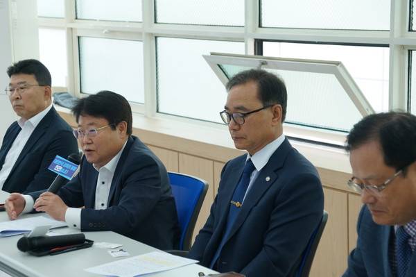 오늘(27일) 더불어민주당 인천시당이 연 간담회에 참석한 인천 항만업계 관계자들 [사진 = 이장원 기자]