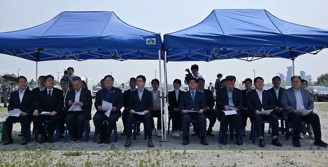 강준현 국회의원과 김경수·김태년 국토공간혁신위 공동 위원장, 송재호 상임 고문, 이춘희 전 세종시장 등이 국회 세종의사당 예정지에 모여 기자회견에 나서고 있다. 사진=이희택 기자.