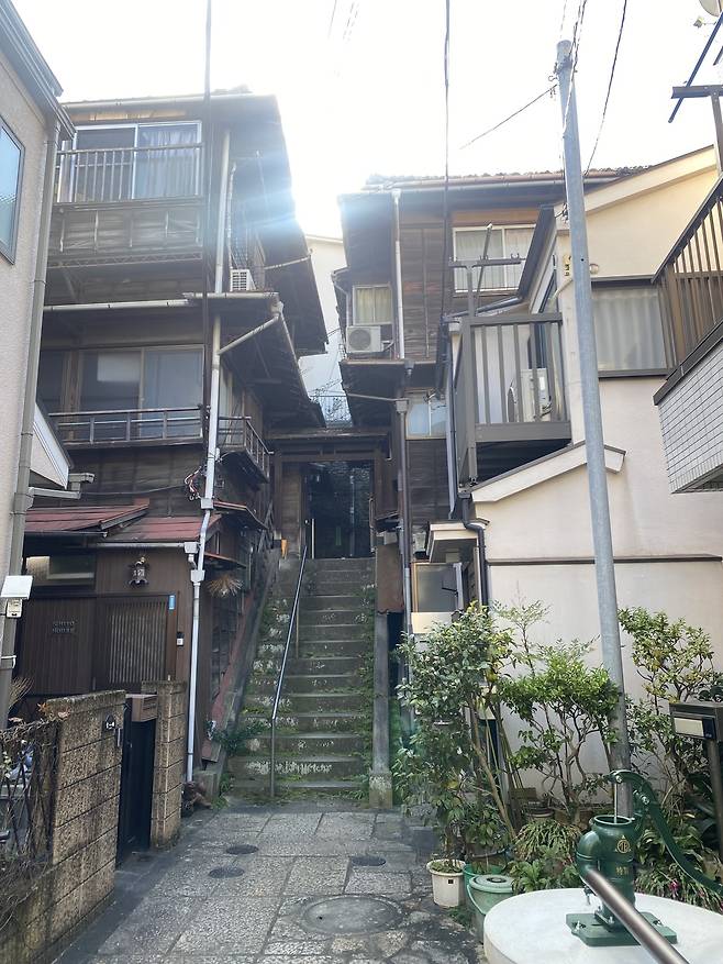 히구치 이치요가 살았던 혼고기쿠자카의 집. 사진 하단 우물은 당시에도 있던 것이다.