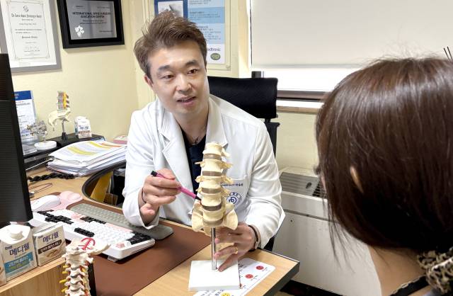 흡연은 호흡기와 심·뇌혈관 질환 뿐만 아니라 척추 디스크에도 심각한 악영향을 끼친다. 대동병원 척추센터 정동문(신경외과 전문의) 진료부장은 “디스크 퇴행을 앞당겨 요통이나 추간판 탈출증 발생 위험을 높이는 주요 요인”이라고 설명했다. 대동병원 제공