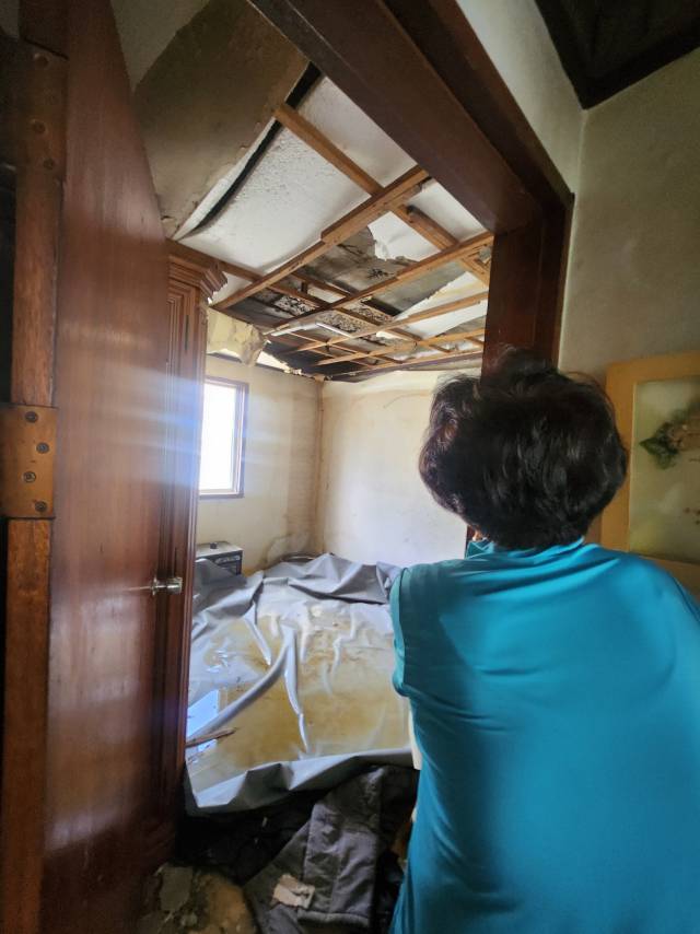 20일 찾은 경남 창원시 마산회원구 봉암연립주택 내 한 집안에 천장이 무너진 모습. 강대한 기자