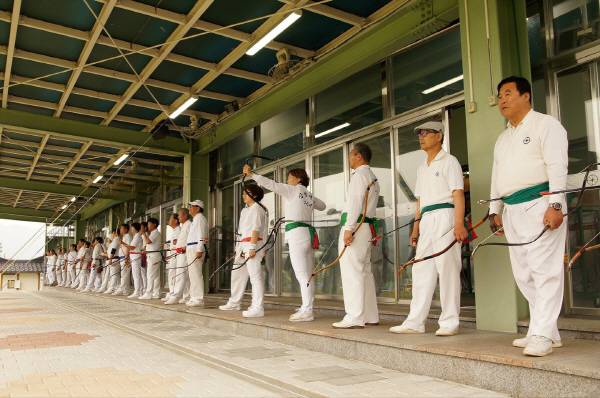경산자인단오제의 위상을 한층 더 높이기 위해 '전국 남녀 궁도대회'와 '전국 대학장사 씨름대회'를 개최한다. 궁도대회. 경산시.