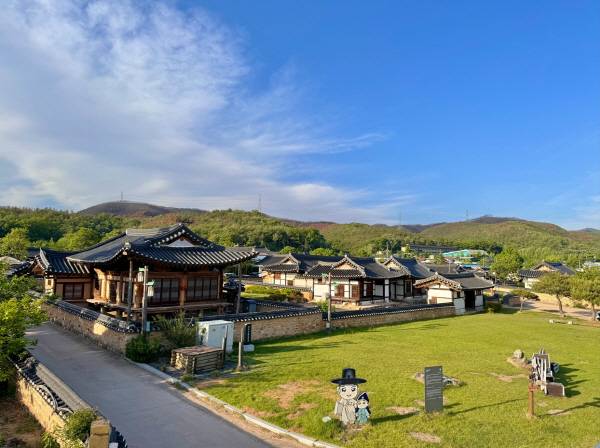 사촌마을은 고즈넉한 한옥과 돌담길이 어우러져 전통과 현대가 공존하는 의성군 대표 문화마을로 평가받고 있다. ㈜별헤는