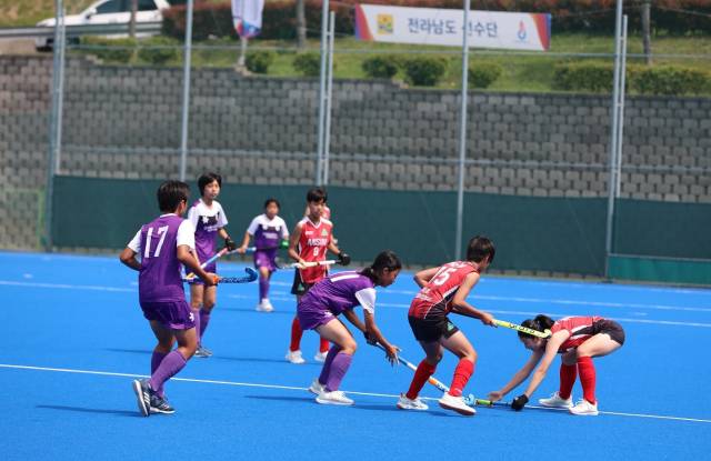 26일 김해하키경기장에서 열린 하키 여자 15세 이하부 준결승전에서 김해여중이 대구 안심중학교와 경기를 하고 있다. 이 경기에서 김해여중은 0-1로 패하며 동메달을 획득했다./경남체육회/