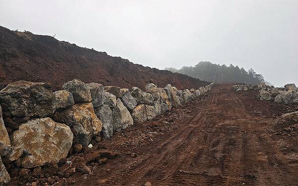 훼손된 넉시오름에 ㄱ씨가 쌓아올린 석축. 사진=제주자치경찰단