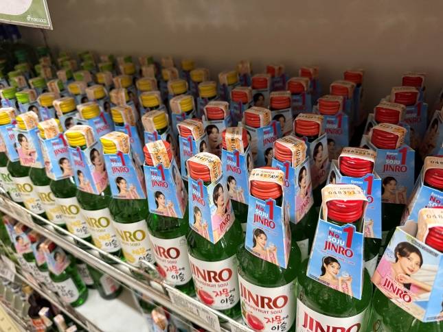 하이트진로가 필리핀에서 판매하고 있는 과일소주 제품들./사진=윤서영 기자 sy@