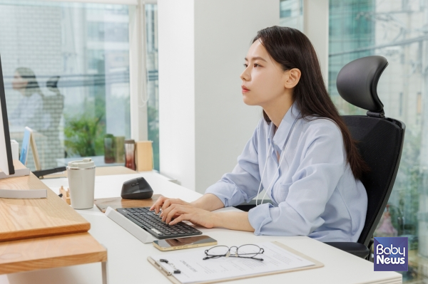 중소벤처기업연구원이 최근 발표한 '중소기업의 여성 고용 변화 추이 분석'에 따르면, 2023년 기준 중소기업 취업자 중 29세 이하 여성 비중은 52.4%인 반면, 30~39세 여성 비중은 41.6%로 10.8%p 낮았다. ⓒ베이비뉴스