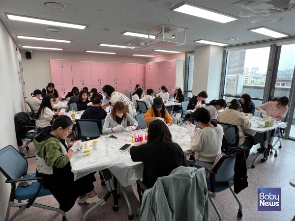 부모참여프로그램 '제스모나이트 화병 만들기'. ⓒ관악구육아종합지원센터