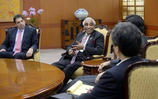 지난 2015년 방한 당시 찰스 랭글 미 뉴욕주 하원의원. 왼쪽은 마크 리퍼트 당시 주한미국대사 (사진/뉴스1)