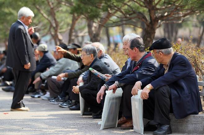서울 종묘공원에 삼삼오오 모여 정담을 나누고 있는 노인들. (사진=연합뉴스)