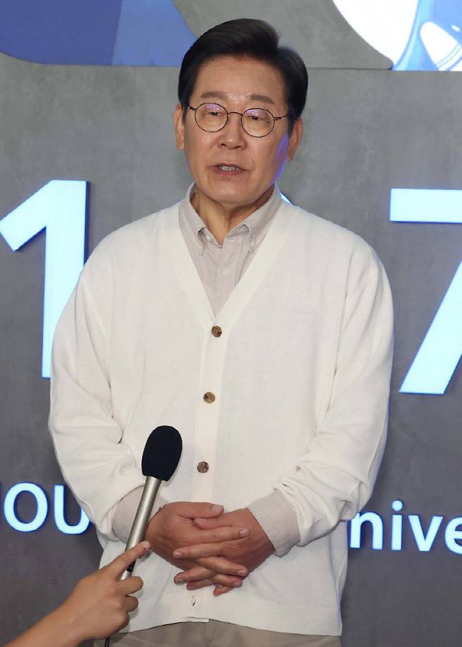 이재명 더불어민주당 대선 후보가 지난 26일 경기 수원시 영통구 아주대학교 혁신공유라운지에서 대학생 간담회를 마친 후 취재진의 질문에 답변하고 있다. (사진=공동취재)