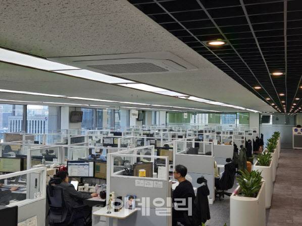 서울 중구 퍼시픽타워에 있는 ktcs 서울중앙센터에서 직원들이 근무를 하고 있다(사진=KT)