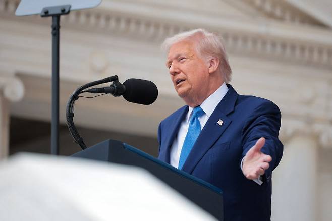 도널드 트럼프 미국 대통령이 26일(현지시간) 버지니아주 알링턴 국립묘지의 메모리얼데이 추모식에서 연설하고 있다.  (사진=AFP)