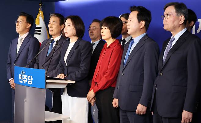 27일 서울 여의도 더불어민주당 중앙당사에서 열린 ‘진짜보수 민주보수 공동선언’에서 권오을 중앙선거대책위원회 국민대통합위원장과 허은아 전 개혁신당 대표, 최연숙 대구시당 선대위원장 등 참석한 인사들이 선언문을 낭독하고 있다.(사진=연합뉴스)