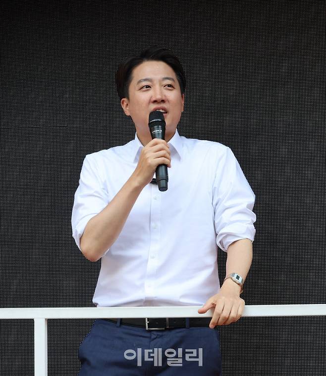 [이데일리 방인권 기자] 이준석 개혁신당 대선후보가 25일 서울 종로구 서순라길을 찾아 유권자에게 지지를 호소하고 있다.