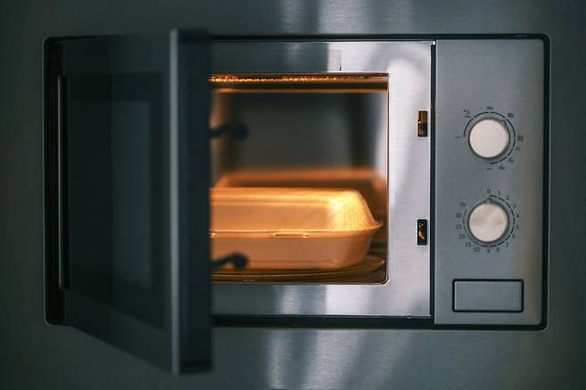 플라스틱 용기를 전자레인지에 가열하면 화학물질이 나오는 징후를 쉽게 관찰할 수 있다. [사진= 게티이미지뱅크]