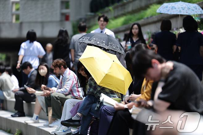 26일 시민들이 올해 마지막 봄을 즐기고 있다. 기상청은 내일과 모레 동쪽 지방을 중심으로 요란한 소나기가 지나가고 주 후반에는 30도 안팎의 더위가 나타날 것으로 예보했다. 2025.5.26/뉴스1 ⓒ News1 신웅수 기자