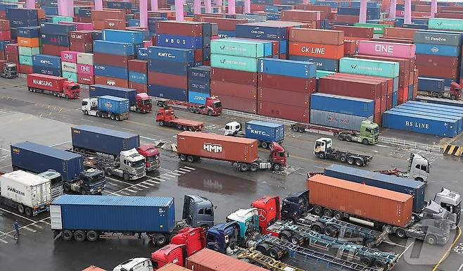 인천시 연수구 인천신항에서 컨테이너 상·하역 작업이 이뤄지고 있다.  ⓒ News1 김진환 기자