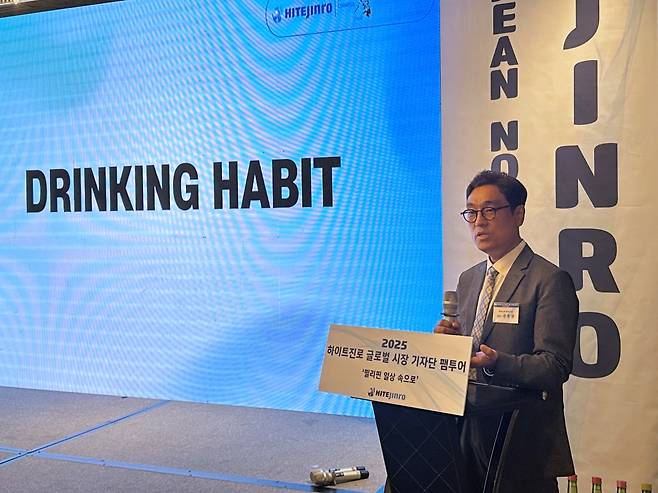 18일 필리핀 마닐라 기자 간담회에서 국동균 하이트진로 필리핀 법인장이 발표하고 있다.(하이트진로 제공)
