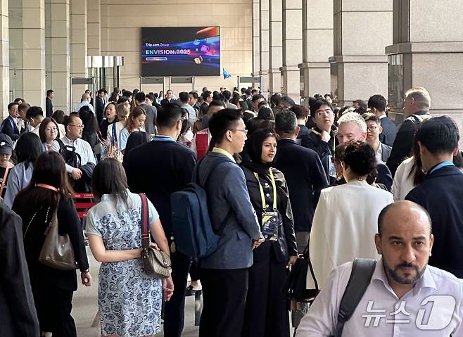 26일 오전 중국 상하이(현지 시간) 상하이 국제 컨벤션 센터에서 트립닷컴이 개최한 '인비젼 2025 글로벌 콘퍼런스' 현장 ⓒ News1 윤슬빈 기자