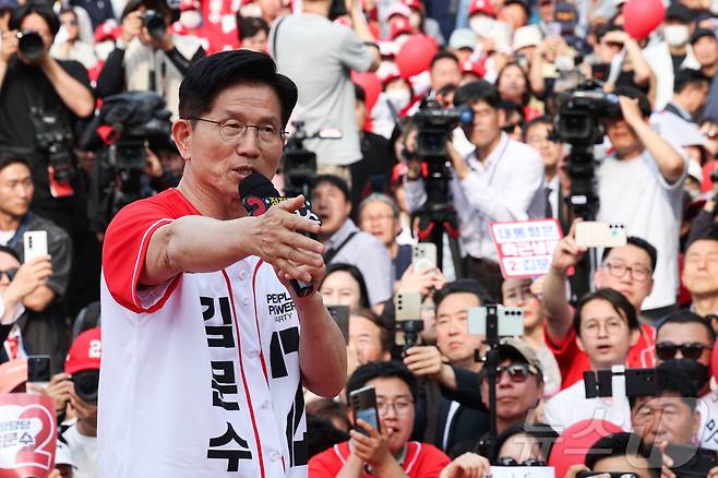 김문수 국민의힘 대통령 후보가 26일 경기 용인시 포은아트갤러리 광장에서 유세를 하고 있다. (공동취재) 2025.5.26/뉴스1 ⓒ News1 이광호 기자