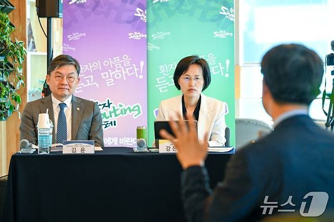 환자들의 건의사항을 듣고 있는 김윤 더불어민주당 중앙선대위 정책본부·직능본부 부본부장(왼쪽)과 강은미 민주노동당 공동선대위원장.(한국환자단체연합회 제공)