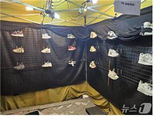 동대문 새빛시장 매장 내부에 진열된 위조상품(특허청 제공.재판매 및 DB금지)/뉴스1