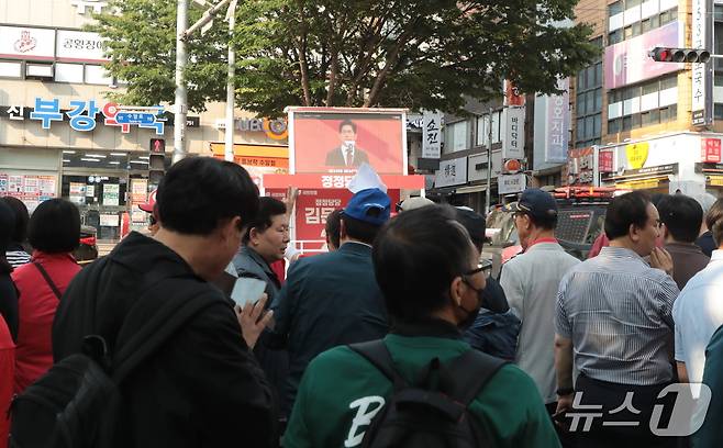 지난 26일 찾은 울산 남구 수암시장. 김문수 후보 배우자 설난영 여사의 방문 소식에 빨간 옷을 입은 지지자들이 몰려들었다.2025.5.26./뉴스1 김세은 기자