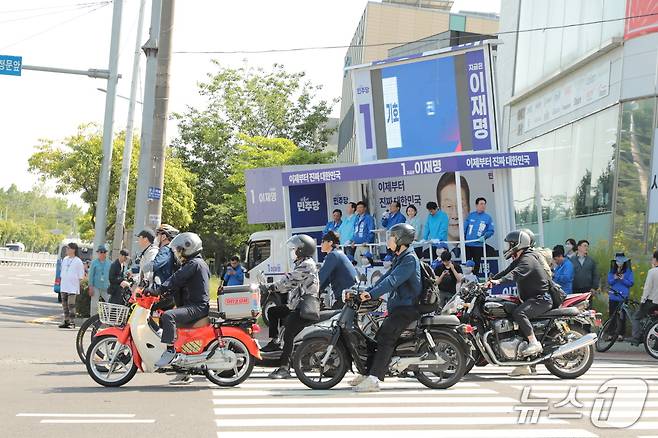울산 북구 현대자동차 울산공장 앞에서 직원들이 오토바이로 출퇴근하고 있다. /뉴스1 김세은 기자