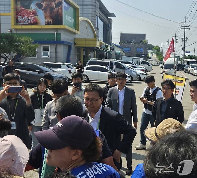 27일 오전 현도면 행정복지센터에서 열릴 예정이던 재활용선별센터 건립 주민설명회에 시청 직원들이 입장을 시도했으나 주민들의 완강한 저지로 끝내 내부로 들어가지 못했다.2025.5.27/뉴스1 이재규 기자