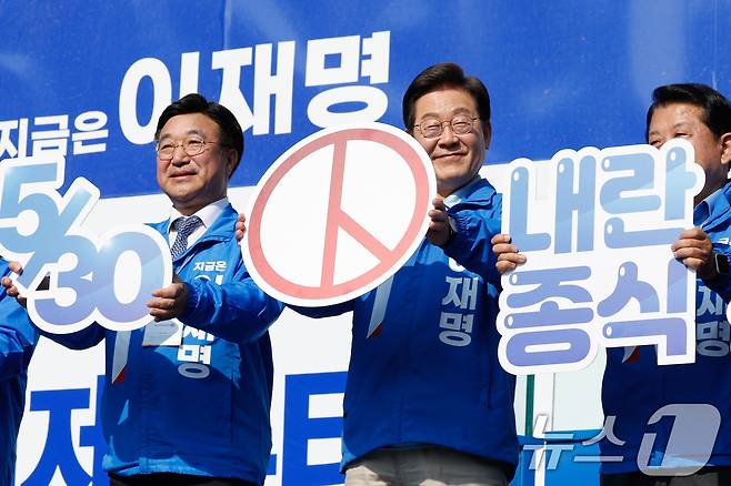 이재명 더불어민주당 대통령 후보가 26일 오후 경기 남양주시 평내호평역 광장을 찾아 사전투표를 독려하고 있다. 2025.5.26/뉴스1 ⓒ News1 안은나 기자