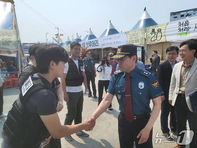 엄성규 강원경찰청장은 27일 도내 최대 축제 ‘강릉단오제’ 현장을 찾아 안전 점검활동을 펼쳤다.(강원경찰청 제공. 재판매 및 DB금지)/뉴스1