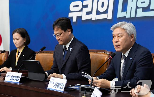 서왕진 조국혁신당 신임 원내대표가 8일 오전 서울 여의도 국회에서 열린 최고위원회의에서 발언을 하고 있다. 2025.5.8/뉴스1 ⓒ News1 이재명 기자