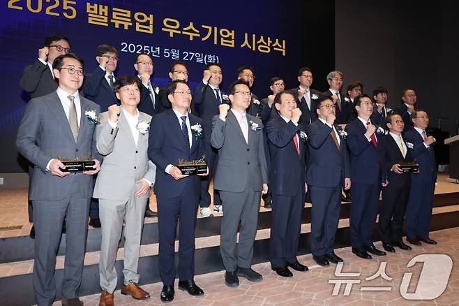 김병환 금융위원장(앞줄 왼쪽 여섯 번째)이 27일 오후 서울 여의도 한국거래소에서 열린 밸류업 우수기업 시상식에서 참석자 및 수상자들과 기념 촬영을 하고 있다. 한국거래소는 기업가치 제고계획(밸류업) 1년을 맞아 HD현대일렉트릭과 KB금융지주 등 10개사를 우수기업으로 선정했다. 2025.5.27./뉴스1 2025.5.27/뉴스1 ⓒ News1 신웅수 기자