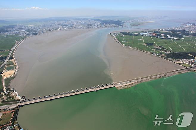금강하굿둑 전경.(서천군 제공, 재판매 및 DB 금지)/뉴스1